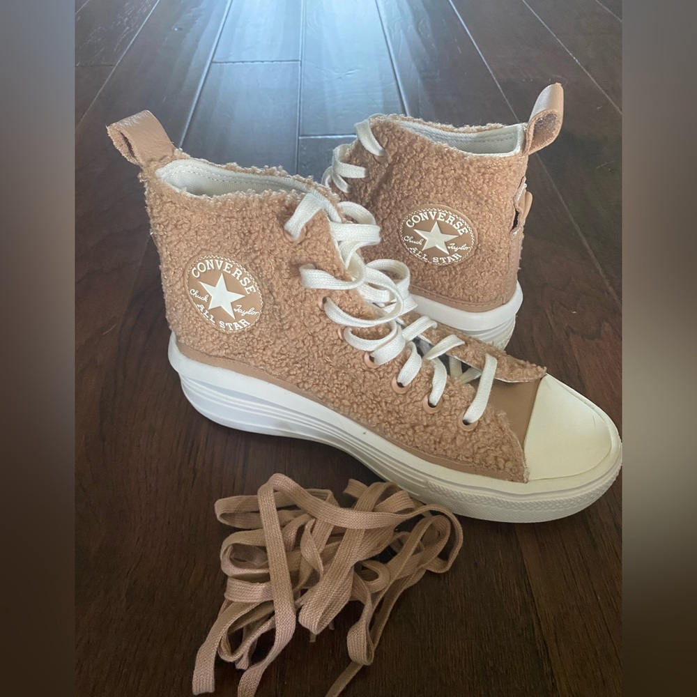 NWT brand new sherpa converse